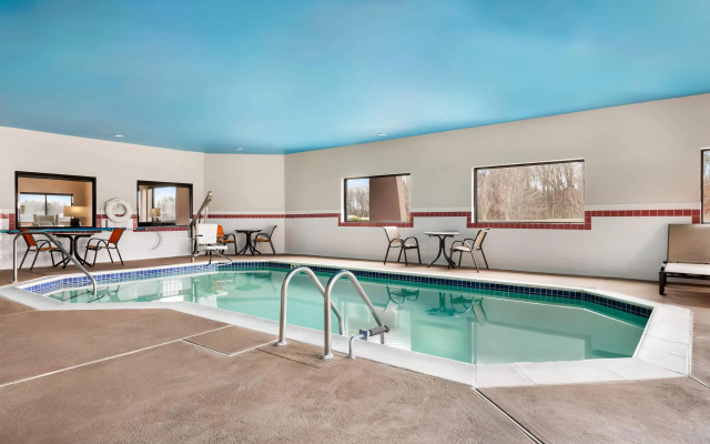 Comfort Inn & Suites North East