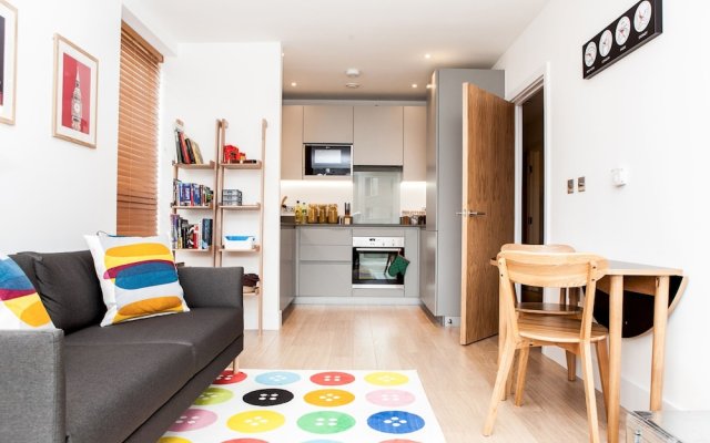 Colourful Modern Brixton 2 Bed with Balcony