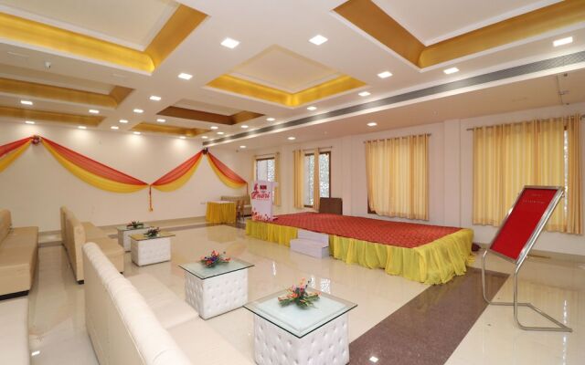 OYO 13406 Hotel Golden Leaf
