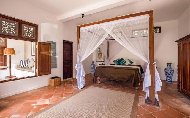 Lovely Lakeside Villa With Large Pool Poolside Dining