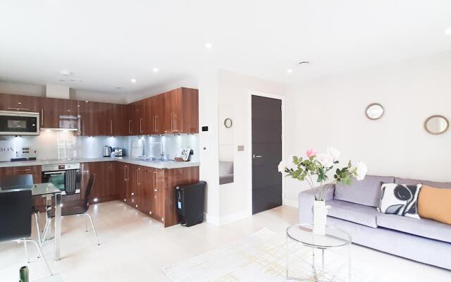 Luxurious Two Bed Two Bath with Balcony in Angel