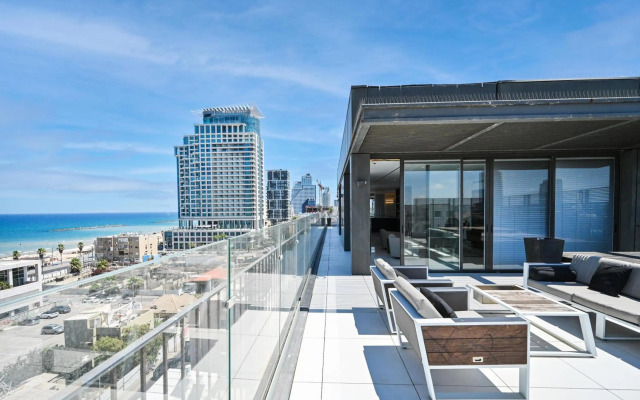 Stunning 3BR Penthouse w Jacuzzi by HolyGuest