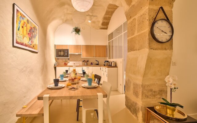 New Stunning 4 Bdrs Apt, With AC – Le Marais