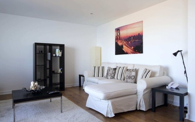 Modern Apartment in Leith With Sea Views