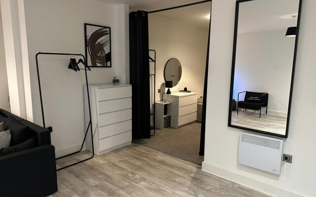Birmingham/solihull 1-bed Apt, Sleeps 3 w/ Parking