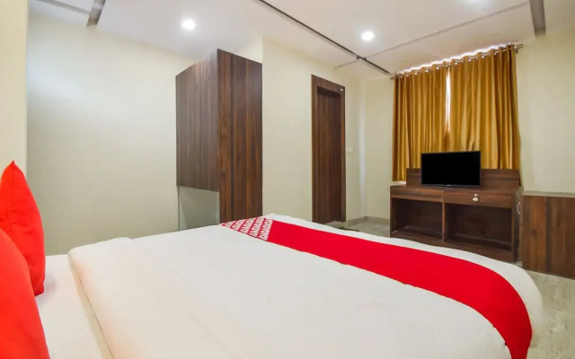 OYO 26124 Silver Palm