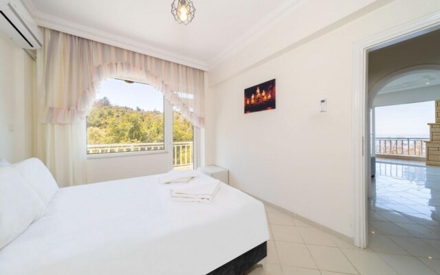 Superb Flat With Nature View and Balcony in Alanya