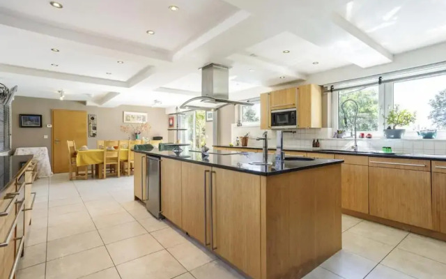 Sleeps10/18-parking-garden-pool-hottub-balcony