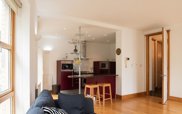 Lovely 2 Bedroom Flat in Excellent Location