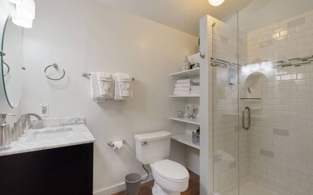 Pine Street Loft –Just steps from Old Town Square!