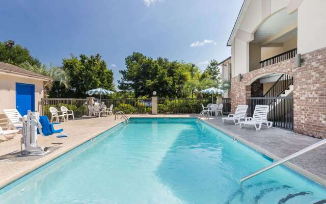 Howard Johnson by Wyndham Savannah GA