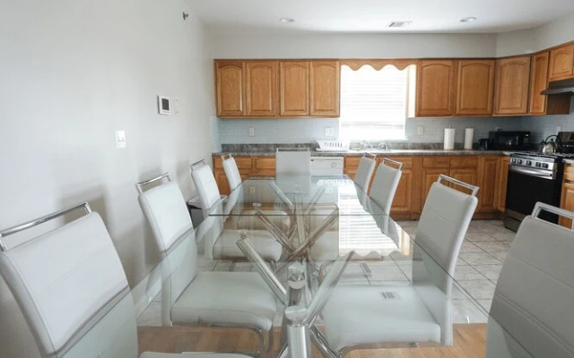 Newark Liberty Gem Brick House Apt 3