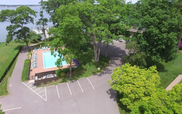 Dering Harbor Inn