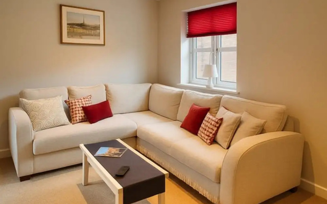 Elegant 2Bd Townhouse In Thirsk: Cozy & Stylish
