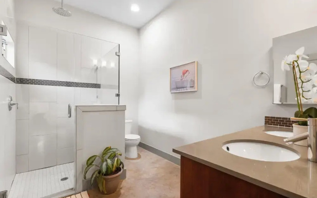 Chic & Homey 3BR Close to Downtown