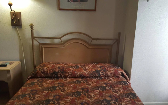 OYO Cameron Historic Hotel Brownsville I-69E