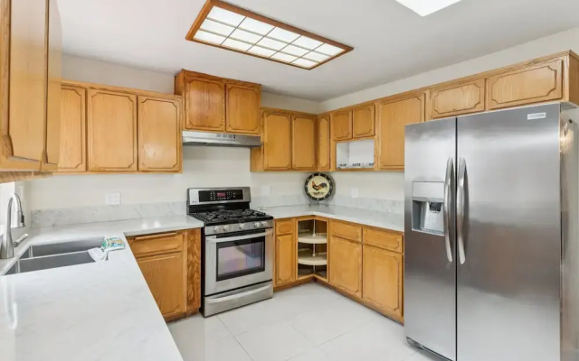 Russell House Near Hollywood & Griffith Park 3 Bedroom Home