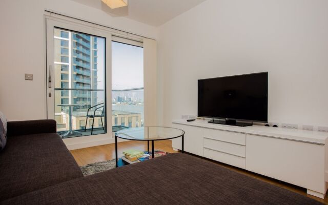 Stunning 2 Bed Home + Balcony Overlooking Thames