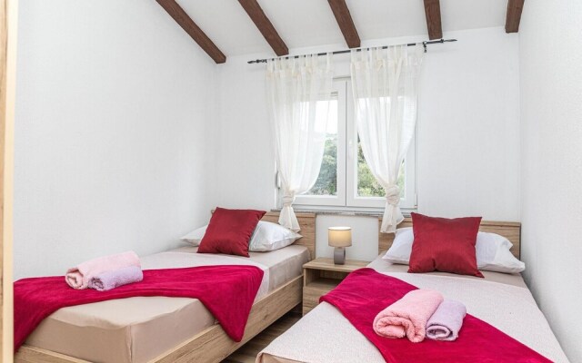 Beautiful Apartment in Sevid With 2 Bedrooms and Wifi