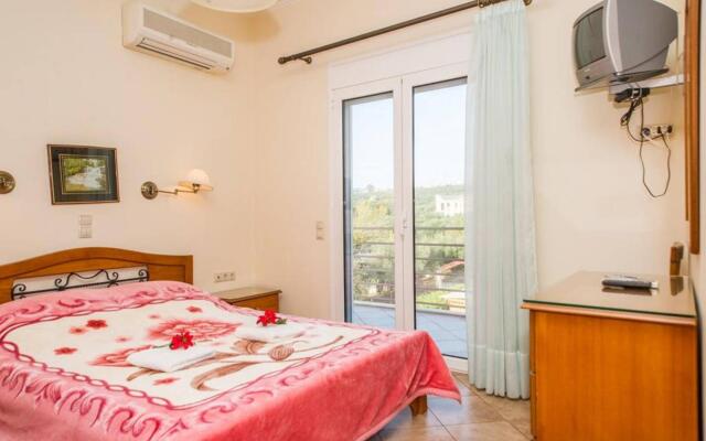 Seaview flat in an olive grove by the beach