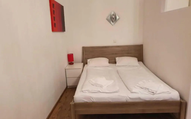 Vibrant Red Apartment I contactless Check-In