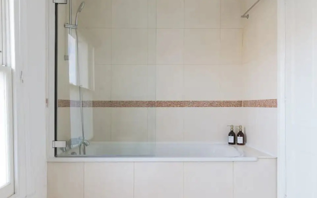 Luxury 5-bedroom Town House in Brook Green Central London