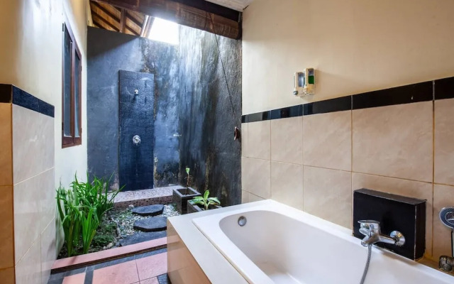 8-BR Private Pool Villa Walk to Seminyak Beach