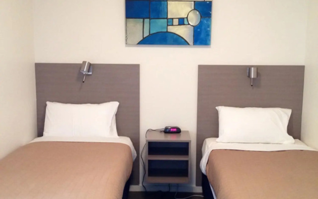 Adina Place Motel Apartments