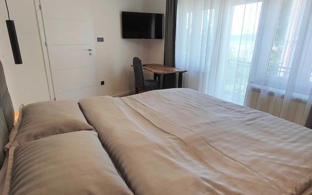 Bright and Spacious Stay With Private Parking in Crikvenica