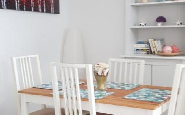 Los Gracioseros Apt 207