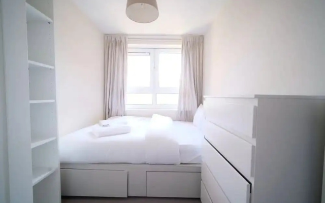 Spacious 3 Bedroom Apartment in Battersea With Terrace