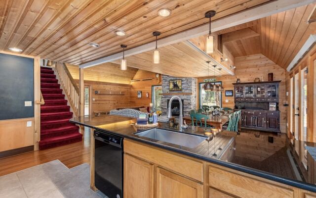 Pine Acres 4 Bedroom Home by NW Comfy Cabins by RedAwning