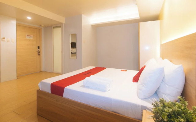 RedDoorz at LuxeLite Suites Makati