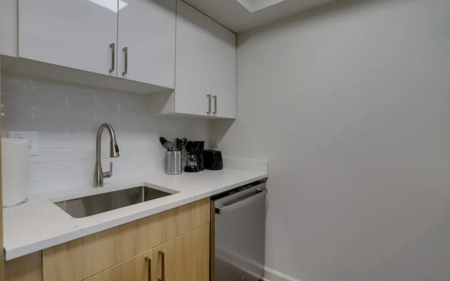 Modern & Charming Apt With Rooftop