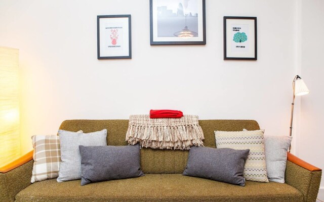 Quintessential 2 BR London Bridge Apartment