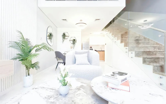 Luxury 1-br Villa in Rukan: Dubai Skyline Views!