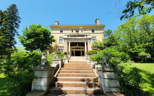 Historic Cotton Mansion Duluth Boutique Hotel