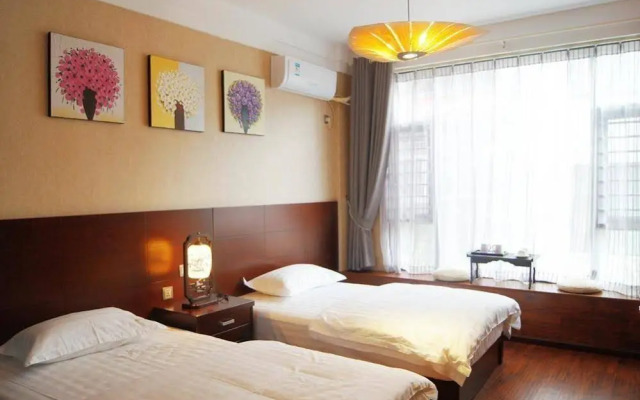 Dali Encounter Hotel