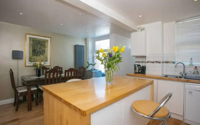 Stunning 3 Bedroom House With Garden in Battersea