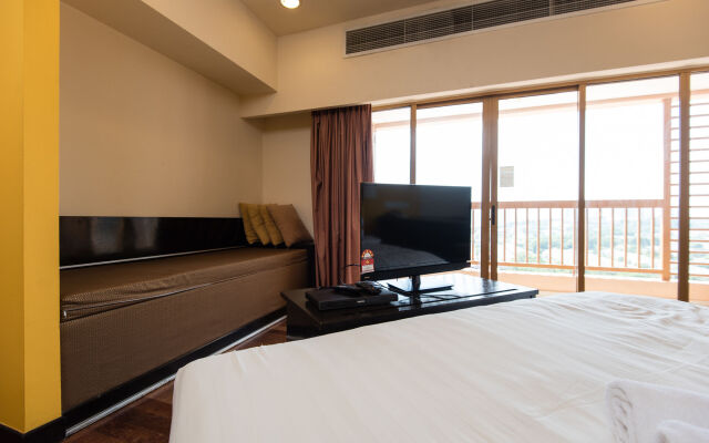 W Studio Resort Suites at Pyramid Tower