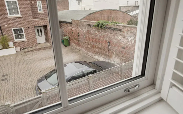 Stunning 2 BD with Patio & Free Parking