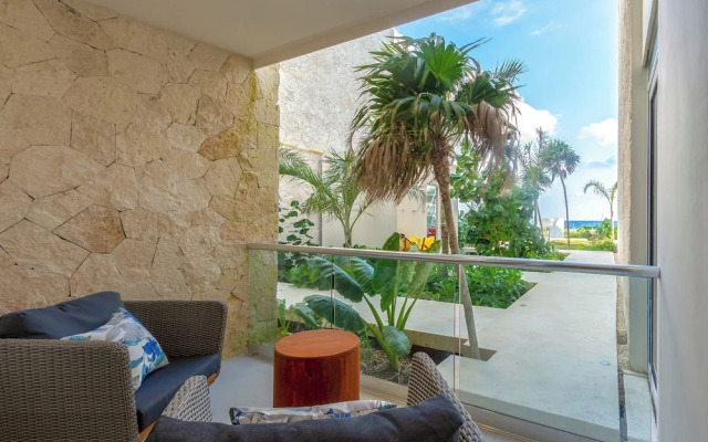 Chic Beachfront Condo Ocean View