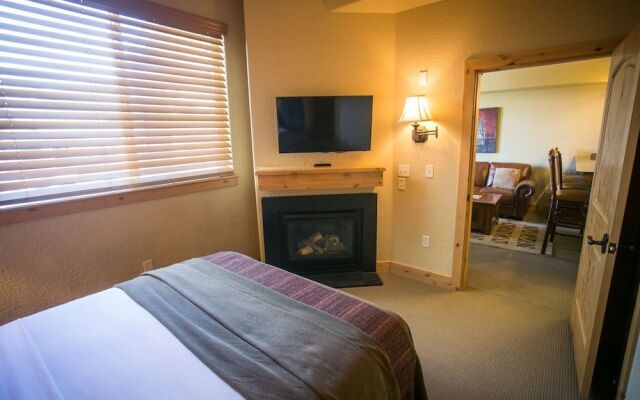 Shared Balcony Stunning Views & Steps from Slopes by RedAwning