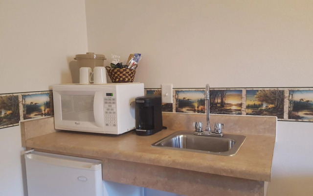 Longliner Lodge and Suites