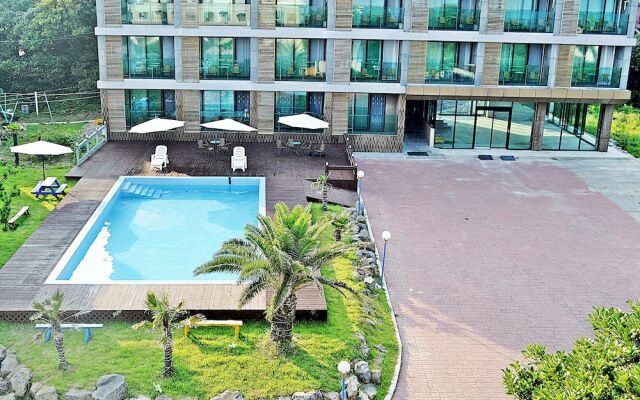 Memoria Pool Villa Family Pension