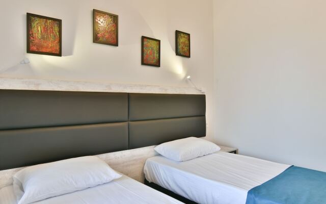UPstairs Apart - Hostel