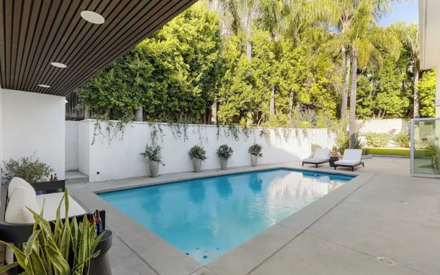 Luxury Hollywood Hills Home With Pool, Outdoor Dining & Iconic Views Skyline Chalet