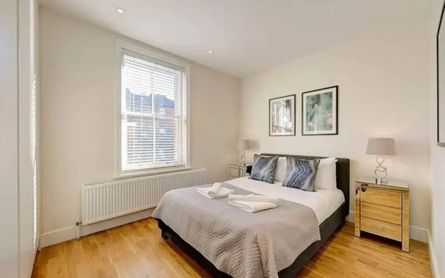 Bright Three Bedroom Apartment in Hammersmith, London