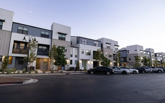 Modern Designer Stay Bright Chic Spacious