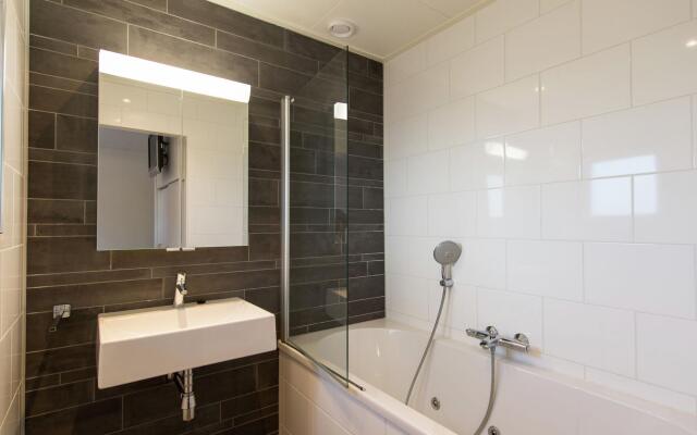 Thatched Holiday Home With two Bathrooms Near the Sea